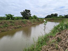 คบ.สุโขทัย  ลงพื้นที่ติดตามการดำเนินการกำจัดวัชพืชและสิ่งกีดขวางทางน้ำโดยเครื่องจักรในคลองระบายน้ำคลองแต้ว และคลองระบายน้ำคลองปู