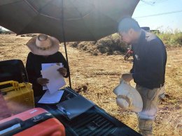 คบ.สุโขทัย  ลงพื้นที่การระวังชี้แนวเขตและลงชื่อรับรองเขตที่ดิน  (บริเวณติดทางชลประทานบ่อ L13)