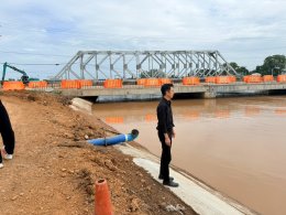 คบ.สุโขทัย  ลงพื้นที่ติดตามสถานการณ์น้ำ บริเวณสะพานคลองน้ำไหล