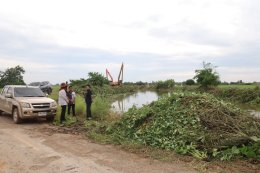 คบ.สุโขทัย  ลงพื้นที่ติดตามการดำเนินการกำจัดวัชพืชและสิ่งกีดขวางทางน้ำโดยเครื่องจักรในคลองระบายน้ำคลองปู