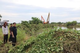 คบ.สุโขทัย  ลงพื้นที่ติดตามการดำเนินการกำจัดวัชพืชและสิ่งกีดขวางทางน้ำโดยเครื่องจักรในคลองระบายน้ำคลองปู