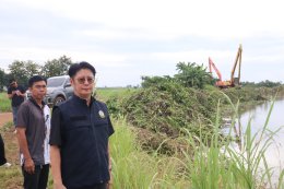 คบ.สุโขทัย  ลงพื้นที่ติดตามการดำเนินการกำจัดวัชพืชและสิ่งกีดขวางทางน้ำโดยเครื่องจักรในคลองระบายน้ำคลองปู