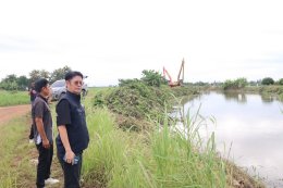 คบ.สุโขทัย  ลงพื้นที่ติดตามการดำเนินการกำจัดวัชพืชและสิ่งกีดขวางทางน้ำโดยเครื่องจักรในคลองระบายน้ำคลองปู