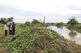 คบ.สุโขทัย  ลงพื้นที่ติดตามการดำเนินการกำจัดวัชพืชและสิ่งกีดขวางทางน้ำโดยเครื่องจักรในคลองระบายน้ำคลองปู