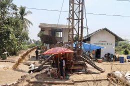 คบ.สุโขทัย  ลงพื้นที่ติดตามความก้าวหน้างานปรับปรุงเจาะบ่อสูบน้ำใต้ดินใหม่เพื่อการชลประทานพร้อมโรงสูบน้ำ (ทดแทนบ่อเดิม) บ่อสูบน้ำใต้ดินที่ E10