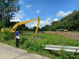 คบ.สุโขทัย  ลงพื้นที่ติดตามการดำเนินการกำจัดวัชพืชและสิ่งกีดขวางทางน้ำโดยเครื่องจักรในคลองระบายน้ำคลองแต้ว