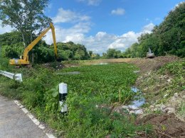 คบ.สุโขทัย  ลงพื้นที่ติดตามการดำเนินการกำจัดวัชพืชและสิ่งกีดขวางทางน้ำโดยเครื่องจักรในคลองระบายน้ำคลองแต้ว