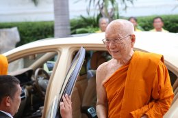 เจ้าประคุณสมเด็จพระสังฆราช อริยวงศาคตญาณ (อมุพรมหาเถร)  เสด็จมาถวายสักการะพระอัฐิสมเด็จพระสังฆราชในอดีต