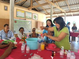 วิทยาลัยเทคโนโลยีสุราษฎร์พาณิชยการ ร่วมด้วยสำนักวิจัยและพัฒนาการอาชีวศึกษา จัดโครงการ  สบู่เหลวกำจัดกลิ่นขี้ยาง  ให้กับชาวบ้านชุมชนบ้านหนองบัว ต.ท่าเคย อ.ท่าฉาง จ.สุราษฎร์ฎร์ธานี