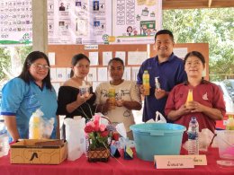 วิทยาลัยเทคโนโลยีสุราษฎร์พาณิชยการ ร่วมด้วยสำนักวิจัยและพัฒนาการอาชีวศึกษา จัดโครงการ  สบู่เหลวกำจัดกลิ่นขี้ยาง  ให้กับชาวบ้านชุมชนบ้านหนองบัว ต.ท่าเคย อ.ท่าฉาง จ.สุราษฎร์ฎร์ธานี