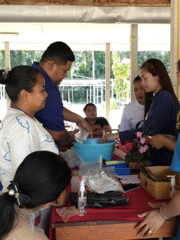 วิทยาลัยเทคโนโลยีสุราษฎร์พาณิชยการ ร่วมด้วยสำนักวิจัยและพัฒนาการอาชีวศึกษา จัดโครงการ  สบู่เหลวกำจัดกลิ่นขี้ยาง  ให้กับชาวบ้านชุมชนบ้านหนองบัว ต.ท่าเคย อ.ท่าฉาง จ.สุราษฎร์ฎร์ธานี