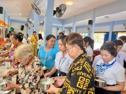 เด็กพาณิชย์สุราษฎร์ หิ้วปิ่นโต เข้าวัด ฟังธรรม