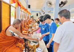 เด็กพาณิชย์สุราษฎร์ หิ้วปิ่นโต เข้าวัด ฟังธรรม