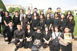 集团董事长郭蕊女土携员工及家属前往曼谷大皇宫，签名悼念普密蓬国王