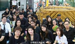 集团董事长郭蕊女土携员工及家属前往曼谷大皇宫，签名悼念普密蓬国王