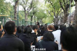 集团董事长郭蕊女土携员工及家属前往曼谷大皇宫，签名悼念普密蓬国王