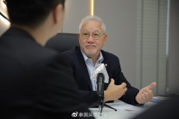 泰国亚洲大众集团副总裁，泰国头条新闻执行社长钟慕岳先生率泰国头条新闻团队专访泰国民主党经济委员会Kiat Sittheeamorn先生