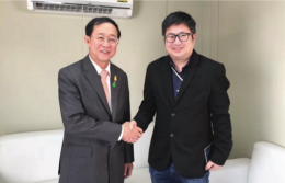泰国中信亚洲投资国际有限公司董事长兼首席执行官章骋（培炎）先生观看中泰高铁展览