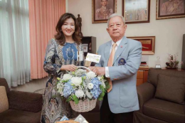 12月20日 郭蕊女士受到泰国枢密院主席素拉育上将阁下的亲切接待，一同探讨起了中国社交媒体的独特性