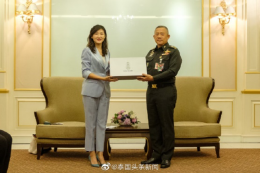 คุณหลุ่ย แซ่กั๊ว ไปกองบัญชาการกองทัพไทย บริจาคเวชภัณฑ์ต่อสู้โรคระบาดโคโรน่า