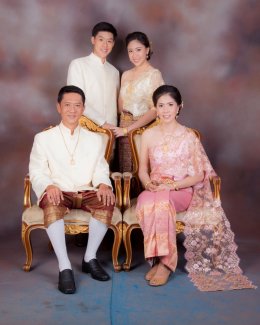 ถ่ายรูปครอบครัวชุดไทย