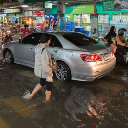 ขับรถลุยน้ำท่วม มีทริคอย่างไร "ให้เครื่องยนต์ปลอดภัยหายห่วง"