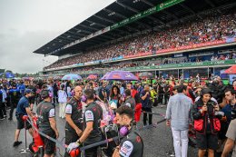 โมโตจีพี สนามประเทศไทยยิ่งใหญ่ บันยาญ่า ฝ่าฝนเข้าวินรุ่นใหญ่ ก้อง-สมเกียรติ ท็อป 4 โมโตทู แฟนเฮสนั่น