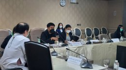 ทีมโครงการสร้างเสริมสุขภาพแรงงานในสถานประกอบการร่วมกับ ศูนย์บริการเลิกบุหรี่ทางโทรศัพท์แห่งชาติ(สายด่วนเลิกบุหรี่1600) และสำนักงานป้องกันและบำบัดการติดยาเสพติด สำนักอนามัย กรุงเทพฯ ลงพื้นที่ตรวจประเมินสถานประกอบการปลอดบุหรี่ พร้อมให้กำลังใจคณะทำงานของสถาน