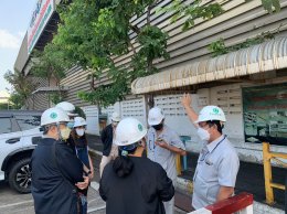 ทีมโครงการฯจับมือภาคีเครือข่าย สสจ. สสค. และโรงพยาบาลพานทอง จ.ชลบุรี เดินหน้าลงพื้นที่ตรวจประเมินสถานประกอบการปลอดบุหรี่ พร้อมให้กำลังใจคณะทำงาน