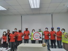 ทีมโครงการส่งเสริมการสร้างเสริมสุขภาพของแรงงานในสถานประกอบการติดตามผลการเลิกบุหรี่ และ ให้กำลังใจบุคคลเลิกบุหรี่ ณ บริษัท มาลีกรุ๊ป จำกัด (มหาชน)