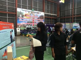 ออบูทประชาสัมพันธ์โครงการฯในงานตลาดนัดความรู้โครงการการพัฒนาแนวทางการเสริมสร้างมาตรฐานองค์กรคุณธรรมในภาคธุรกิจ