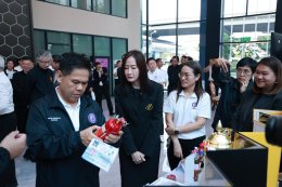 มหาวิทยาลัยสวนดุสิต ร่วมกับ การนิคมอุตสาหกรรมแห่งประเทศไทย (กนอ.) จัดแสดงบูธนำเสนอผลงานวิจัย นวัตกรรม และผลิตภัณฑ์ชุมชน เพื่อยกระดับงานวิจัยสู่การใช้ประโยชน์ในภาคอุตสาหกรรม