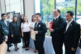 มหาวิทยาลัยสวนดุสิต ร่วมกับ การนิคมอุตสาหกรรมแห่งประเทศไทย (กนอ.) จัดแสดงบูธนำเสนอผลงานวิจัย นวัตกรรม และผลิตภัณฑ์ชุมชน เพื่อยกระดับงานวิจัยสู่การใช้ประโยชน์ในภาคอุตสาหกรรม
