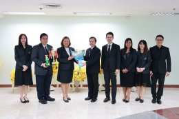 ผู้บริหารระดับสูงของมหาวิทยาลัยสวนดุสิต มอบช่อดอกไม้แสดงความยินดีกับอาจารย์นักวิจัยจากการคว้ารางวัล Global Innovation Excellence Award ซึ่งเป็นรางวัลสูงสุดในการประกวดนวัตกรรม และอีก 6 รางวัลระดับโลก จากเวที KIDE 2025 ณ เมืองเกาสง  ไต้หวัน