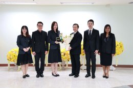 ผู้บริหารระดับสูงของมหาวิทยาลัยสวนดุสิต มอบช่อดอกไม้แสดงความยินดีกับอาจารย์นักวิจัยจากการคว้ารางวัล Global Innovation Excellence Award ซึ่งเป็นรางวัลสูงสุดในการประกวดนวัตกรรม และอีก 6 รางวัลระดับโลก จากเวที KIDE 2025 ณ เมืองเกาสง  ไต้หวัน