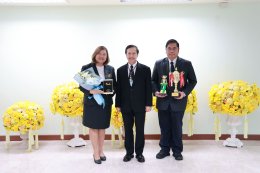 ผู้บริหารระดับสูงของมหาวิทยาลัยสวนดุสิต มอบช่อดอกไม้แสดงความยินดีกับอาจารย์นักวิจัยจากการคว้ารางวัล Global Innovation Excellence Award ซึ่งเป็นรางวัลสูงสุดในการประกวดนวัตกรรม และอีก 6 รางวัลระดับโลก จากเวที KIDE 2025 ณ เมืองเกาสง  ไต้หวัน