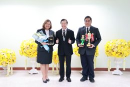 ผู้บริหารระดับสูงของมหาวิทยาลัยสวนดุสิต มอบช่อดอกไม้แสดงความยินดีกับอาจารย์นักวิจัยจากการคว้ารางวัล Global Innovation Excellence Award ซึ่งเป็นรางวัลสูงสุดในการประกวดนวัตกรรม และอีก 6 รางวัลระดับโลก จากเวที KIDE 2025 ณ เมืองเกาสง  ไต้หวัน