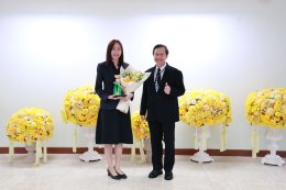 ผู้บริหารระดับสูงของมหาวิทยาลัยสวนดุสิต มอบช่อดอกไม้แสดงความยินดีกับอาจารย์นักวิจัยจากการคว้ารางวัล Global Innovation Excellence Award ซึ่งเป็นรางวัลสูงสุดในการประกวดนวัตกรรม และอีก 6 รางวัลระดับโลก จากเวที KIDE 2025 ณ เมืองเกาสง  ไต้หวัน