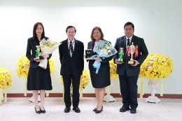 ผู้บริหารระดับสูงของมหาวิทยาลัยสวนดุสิต มอบช่อดอกไม้แสดงความยินดีกับอาจารย์นักวิจัยจากการคว้ารางวัล Global Innovation Excellence Award ซึ่งเป็นรางวัลสูงสุดในการประกวดนวัตกรรม และอีก 6 รางวัลระดับโลก จากเวที KIDE 2025 ณ เมืองเกาสง  ไต้หวัน