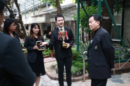 ผู้บริหารระดับสูงของมหาวิทยาลัยสวนดุสิต มอบช่อดอกไม้แสดงความยินดีกับอาจารย์นักวิจัยจากการคว้ารางวัล Global Innovation Excellence Award ซึ่งเป็นรางวัลสูงสุดในการประกวดนวัตกรรม และอีก 6 รางวัลระดับโลก จากเวที KIDE 2025 ณ เมืองเกาสง  ไต้หวัน