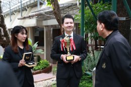 ผู้บริหารระดับสูงของมหาวิทยาลัยสวนดุสิต มอบช่อดอกไม้แสดงความยินดีกับอาจารย์นักวิจัยจากการคว้ารางวัล Global Innovation Excellence Award ซึ่งเป็นรางวัลสูงสุดในการประกวดนวัตกรรม และอีก 6 รางวัลระดับโลก จากเวที KIDE 2025 ณ เมืองเกาสง  ไต้หวัน