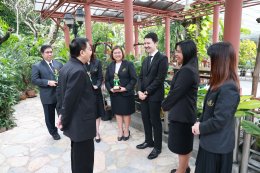 ผู้บริหารระดับสูงของมหาวิทยาลัยสวนดุสิต มอบช่อดอกไม้แสดงความยินดีกับอาจารย์นักวิจัยจากการคว้ารางวัล Global Innovation Excellence Award ซึ่งเป็นรางวัลสูงสุดในการประกวดนวัตกรรม และอีก 6 รางวัลระดับโลก จากเวที KIDE 2025 ณ เมืองเกาสง  ไต้หวัน