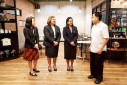 ผู้บริหารระดับสูงของมหาวิทยาลัยสวนดุสิต มอบช่อดอกไม้แสดงความยินดีกับอาจารย์นักวิจัยจากการคว้า 5 รางวัลระดับนานาชาติ ณ นครเจนีวา สมาพันธรัฐสวิส