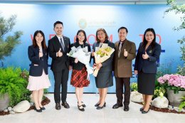 ผู้บริหารระดับสูงของมหาวิทยาลัยสวนดุสิต มอบช่อดอกไม้แสดงความยินดีกับอาจารย์นักวิจัยจากการคว้า 5 รางวัลระดับนานาชาติ ณ นครเจนีวา สมาพันธรัฐสวิส