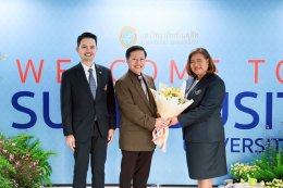 ผู้บริหารระดับสูงของมหาวิทยาลัยสวนดุสิต มอบช่อดอกไม้แสดงความยินดีกับอาจารย์นักวิจัยจากการคว้า 5 รางวัลระดับนานาชาติ ณ นครเจนีวา สมาพันธรัฐสวิส