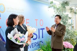 ผู้บริหารระดับสูงของมหาวิทยาลัยสวนดุสิต มอบช่อดอกไม้แสดงความยินดีกับอาจารย์นักวิจัยจากการคว้า 5 รางวัลระดับนานาชาติ ณ นครเจนีวา สมาพันธรัฐสวิส