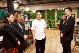 ผู้บริหารระดับสูงของมหาวิทยาลัยสวนดุสิต มอบช่อดอกไม้แสดงความยินดีกับอาจารย์นักวิจัยจากการคว้า 5 รางวัลระดับนานาชาติ ณ นครเจนีวา สมาพันธรัฐสวิส