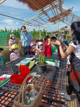 สถาบันวิจัยและพัฒนานำทีมหอมขจรฟาร์มเข้าร่วมจัดกิจกรรมกับโรงเรียนสาธิตละอออุทิศ