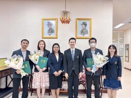 รองอธิการบดี ฝ่ายบริหาร วิจัย และนวัตกรรม มหาวิทยาลัยสวนดุสิต แสดงความยินดีกับอาจารย์นักวิจัยที่เข้ารับประกาศนียบัตรจากสำนักงานการวิจัยแห่งชาติ (วช.)