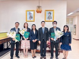 รองอธิการบดี ฝ่ายบริหาร วิจัย และนวัตกรรม มหาวิทยาลัยสวนดุสิต แสดงความยินดีกับอาจารย์นักวิจัยที่เข้ารับประกาศนียบัตรจากสำนักงานการวิจัยแห่งชาติ (วช.)